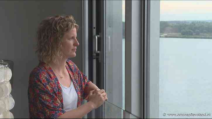 Almere - Niña Weijers wint culturele prijs voor boek 'Cassandra'