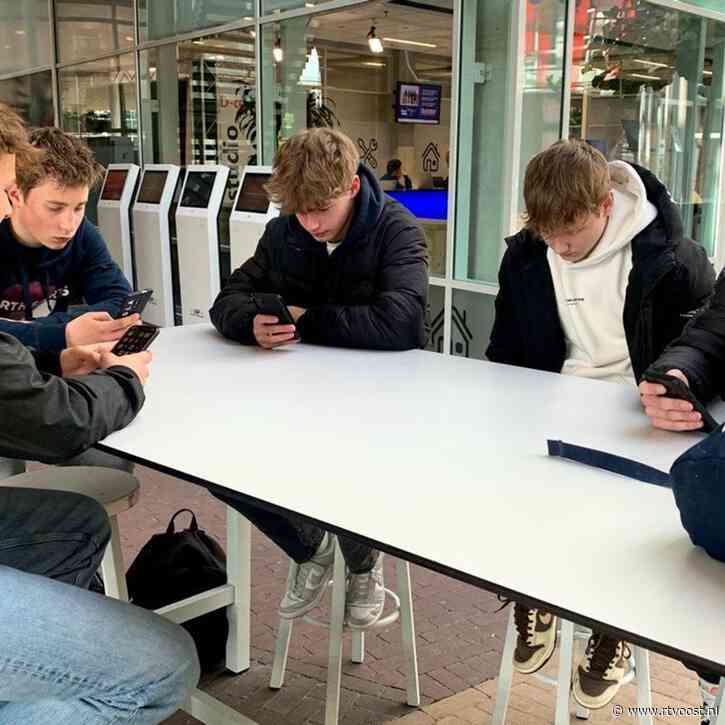 Veel studenten Deltion Zwolle zien weinig in idee om mobieltje in de klas te verbieden