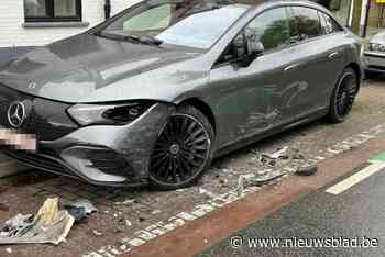 Bestuurder van BMW ramt  geparkeerde Mercedes en slaat op de vlucht