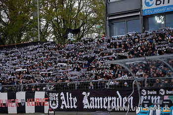 Fans feiern Ulmer Sieg mit Bengalos, Böllern und La Ola