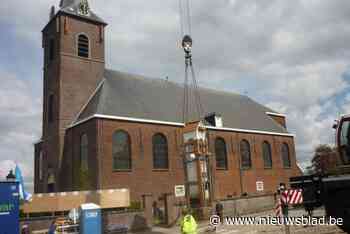 En plots zweeft kapel in de lucht: kraan tilt gevaarte van plein naar voorkant van parochiekerk