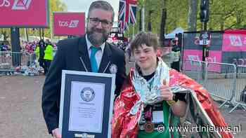 Lloyd (19) uit VK rent marathon als jongste met Down ooit: 'Droom bereikt'