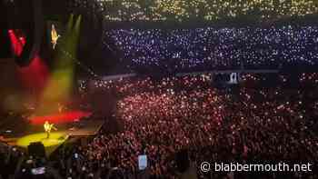 Watch: MEGADETH Fans In Bogota Light Up Arena In Colors Of Colombian Flag