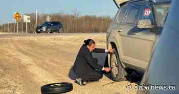 Premier Kinew stops to help stranded driver change tire: ‘What any decent Manitoban would do’