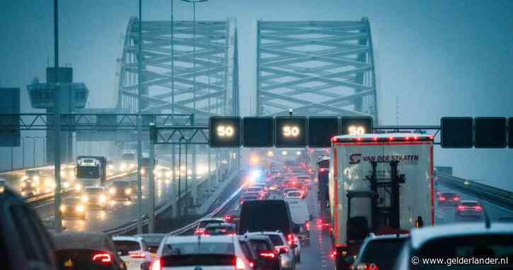 ‘Monsterfiles en verkeerschaos’ als drukste brug van het land niet snel wordt gerenoveerd: ‘Alles loopt vast’