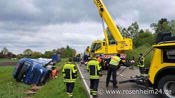 Lastwagen in Graben gekippt: So lief die aufwendige Bergung bei Bad Aibling ab