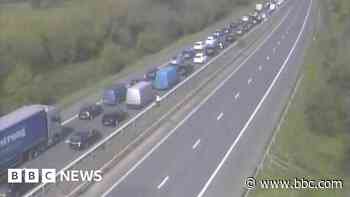 M4 closed due to broken-down horsebox