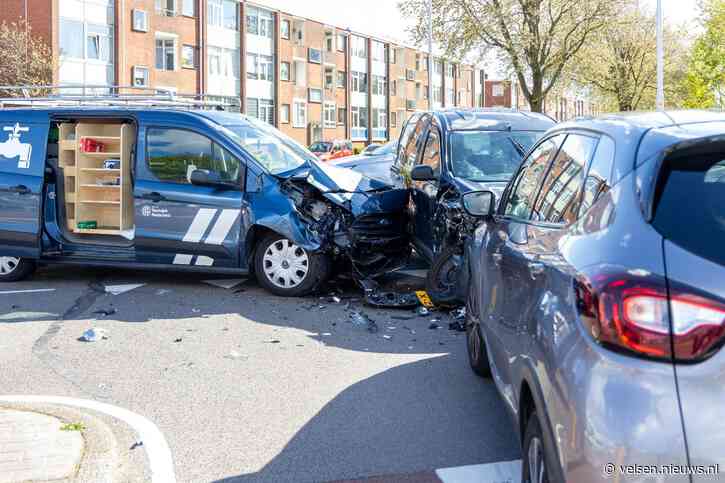 Veel schade bij ongeval met drie voertuigen op Orionweg IJmuiden