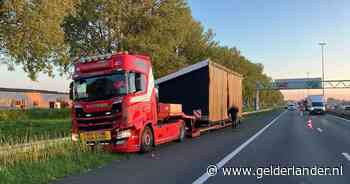 Vrachtwagen met ‘uitzonderlijke’ vracht botst met andere truck, grote vertraging bij knooppunt Hooipolder