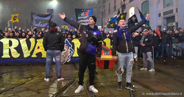 Inter campione d’Italia, i tifosi portano una bara coi colori del Milan in piazza Duomo – Video