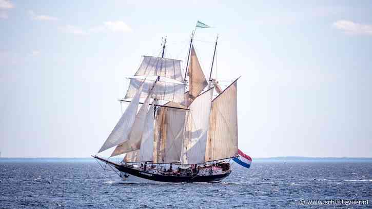 Rotterdamse driemaster Oosterschelde komt aan bij Galapagos-eilanden tijdens DARWIN200 wereldreis