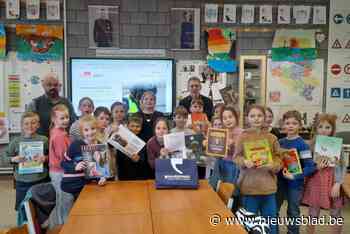 Davidsfonds schenkt boekenpakketten aan Putse scholen