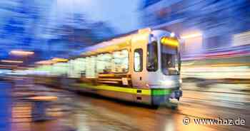Hannover: Seniorin stirbt nach Sturz in Stadtbahn – Zeugen gesucht