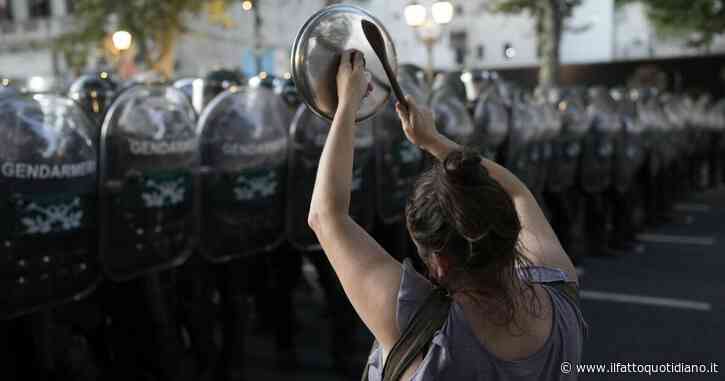 Argentina, la protesta delle università contro i tagli di Milei: “Un attacco alla matrice pubblica della società”