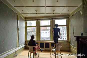 Jonge kunstenaars houden atelier in voormalig partijlokaal Vlaams Belang: “Enorm dankbaar voor kans die we krijgen”