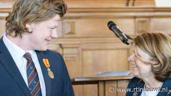 Max redde vrouw uit ijskoud water in Delft, nu krijgt hij een onderscheiding: 'Doet me echt veel'