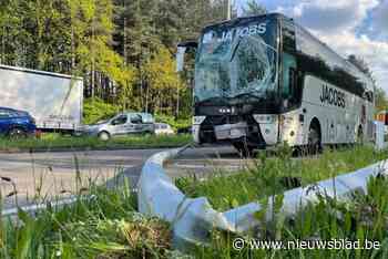Zware crash met bus op Oosterring in Bilzen: chauffeur gewond