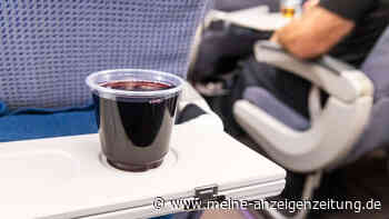 Airline-Crew kann es kaum glauben: Urlauber kaufen gesamten Alkoholvorrat des Flugzeugs auf