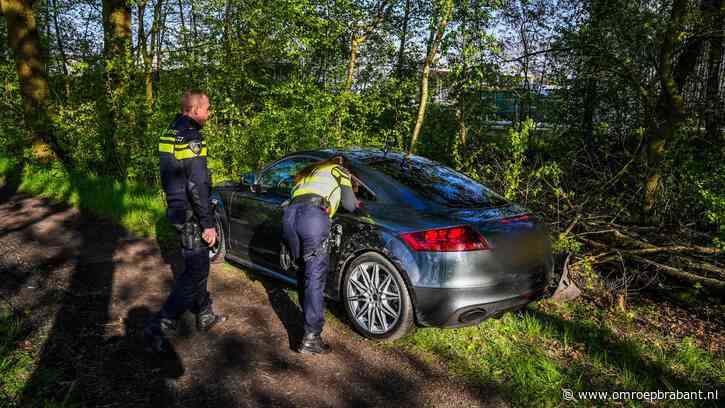 Wilde politieachtervolging in Geldrop: man ramt auto's en vlucht