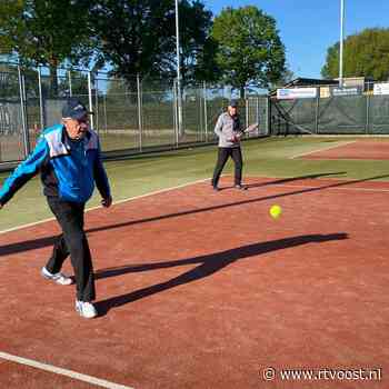 Wim (90) speelt elke week nog een fanatieke pot tennis: "Heb alleen een versleten knie..."