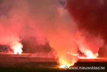 Weer loopt het mis bij Standard: hooligans gooien vuurwerk op het veld, wedstrijd tegen KV Mechelen even stilgelegd