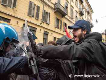 Collettivi all'assalto dei ministri: sette poliziotti feriti a Torino