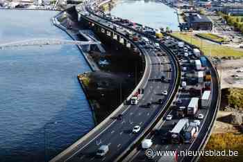 Drie rijstroken dicht op viaduct van Merksem door aanrijding tussen vrachtwagens