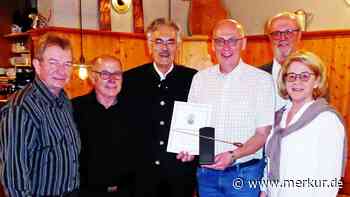 Eine ganz besondere Ehre zum „Abschied“: Einigkeit Giggenhausen ernennt Hans Halbinger zum Ehrenchorleiter