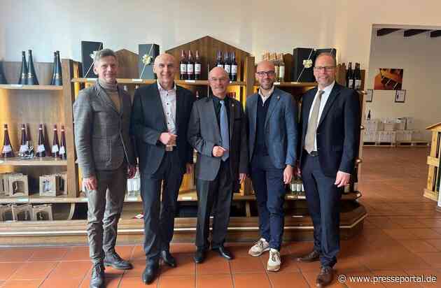 Goldene Raiffeisennadel für Henning Seibert: "Vorreiter und Vordenker in der Weinwirtschaft"