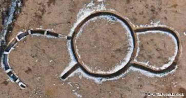 Il mistero del gigantesco monumento a ferro di cavallo: per gli archeologi è una scoperta “senza precedenti”