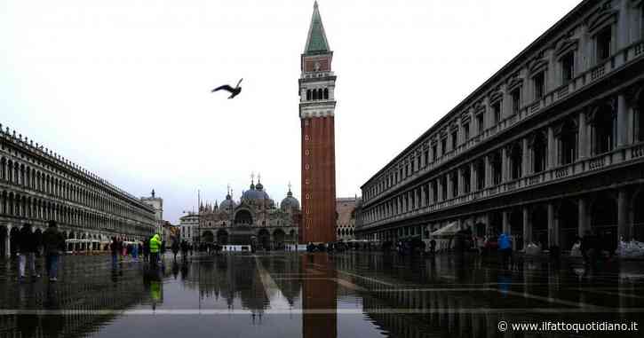 Venezia, si staccano alcuni pezzi di cemento armato dal campanile di San Marco: “Serve intervento di consolidamento”