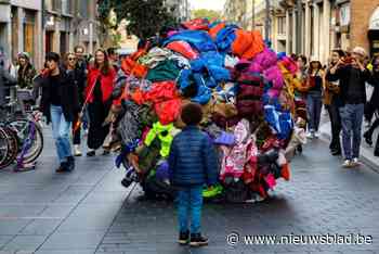 Zaterdag rolt er een gigantische bal kleren door de straten van Gent: “We willen een schepper van chaos creëren”