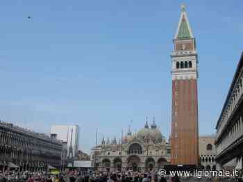 Venezia, dal campanile di San Marco cadono pezzi di cemento del 1902