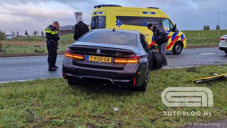 BMW M5 van 227.000 euro kopt paal en verkeersbord