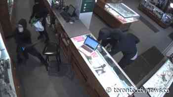 Video shows suspects waving weapons, smashing glass in Toronto jewellery store robbery