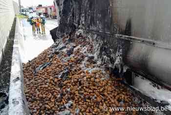 Hele dag filerijden op E17 nadat vrachtwagen vol aardappelen vuur vatte