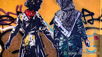 Una partigiana e una donna palestinese insieme verso la libertà: l'ultima opera della street artist Laika