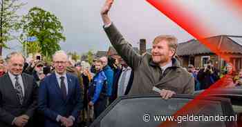 Vluchtauto crasht en botst met politiebus na achtervolging • Koning Willem-Alexander bezoekt de Achterhoek