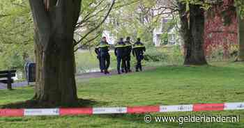 Vrouw steekt boa met mes in park: politie lost waarschuwingsschot en zet taser in