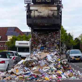 112 Nieuws: Scooterrijder zwaargewond bij aanrijding in Enschede  | Vuilniswagen dumpt papier op straat in woonwijk