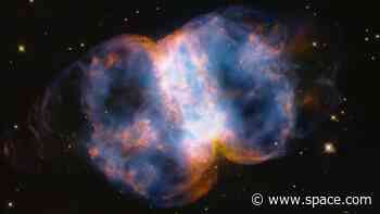 Hubble telescope celebrates 34th anniversary with an iridescent Dumbbell Nebula (image)