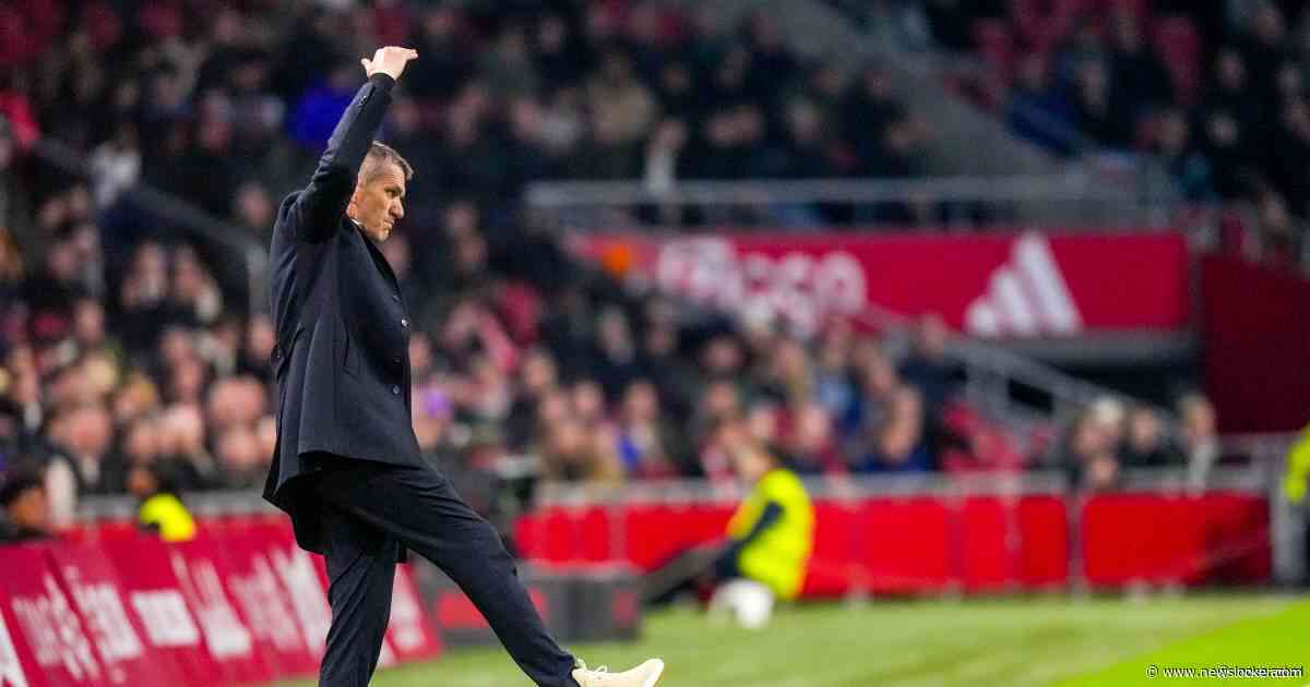 Excelsior-trainer woedend dat Ajax geen tweede rode kaart kreeg: ‘Weet niet wat de VAR aan het doen was’
