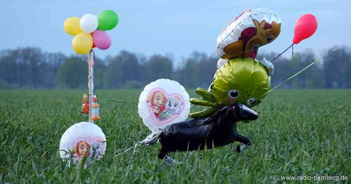 Suche nach Arian: Ballons und Süßigkeiten im Wald aufgehängt