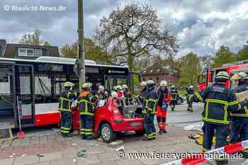 Bus gegen Pkw: Fahrerin eine Stunde eingeklemmt