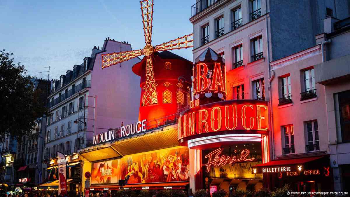 Mühlenräder von Pariser Wahrzeichen Moulin Rouge abgestürzt