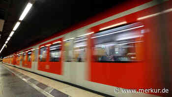 Auf S-Bahn geklettert: Mann hält sich an Scheibenwischer fest und fährt mehrere Stationen