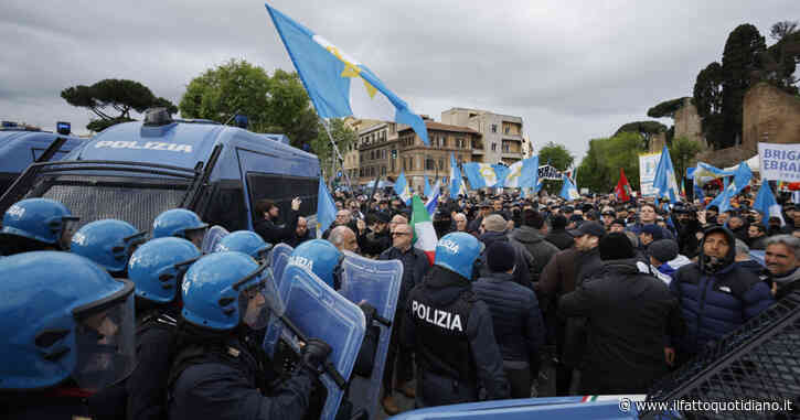 25 aprile, tensione a Roma: insulti e lanci di oggetti dalla brigata ebraica ai manifestanti pro-Palestina. Sassi contro i cronisti presenti
