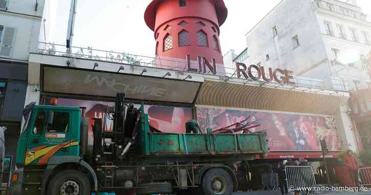 Mühlrad des Pariser Cabarets Moulin Rouge stürzt ab