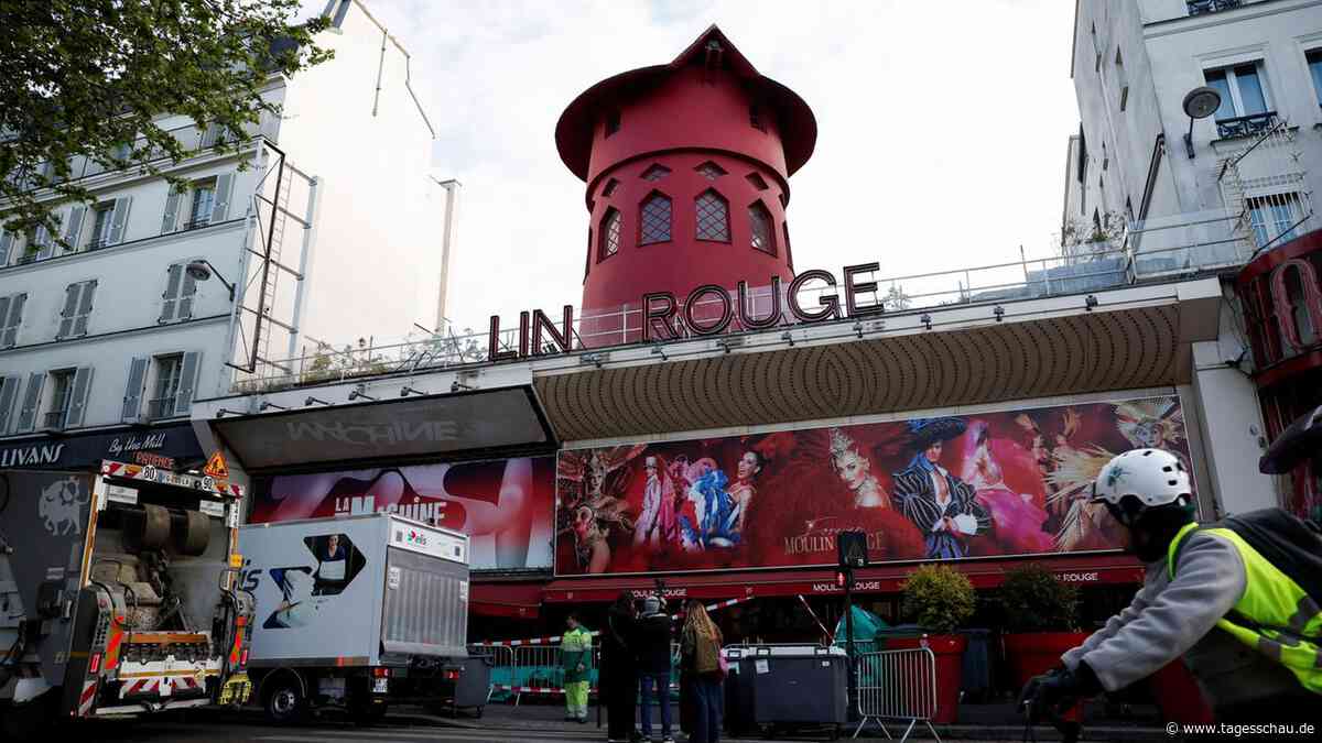 Paris: Mühlenrad des Moulin Rouge auf Bürgersteig gestürzt