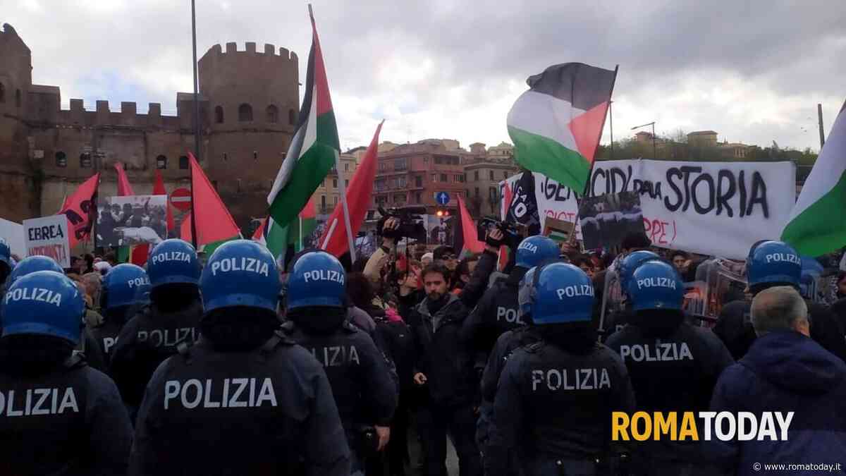 25 aprile a Roma, tensioni a Porta San Paolo. Piazza contesa tra Brigata Ebraica e pro Palestina